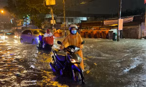 TP Hồ Chí Minh lại ngập nặng nhiều nơi do mưa lớn