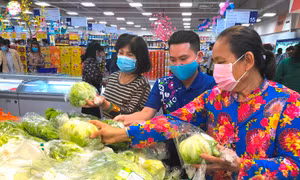 Người dân TP Hồ Chí Minh đổ về các siêu thị mua sắm, sức mua tăng cao