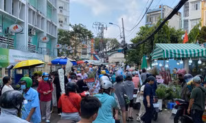 Chợ hoa lớn nhất TP Hồ Chí Minh đông nghịt người mua chiều 28 Tết