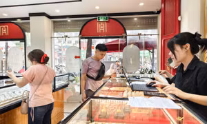 Giá vàng sáng ngày 21/5 tiếp tục hạ nhiệt, chênh lệch mua - bán vẫn neo cao