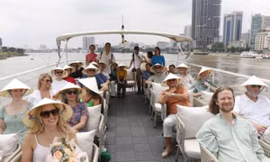 Các thành viên ban nhạc Arrival thích thú khám phá TP Hồ Chí Minh