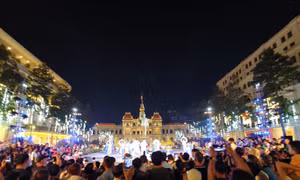 TP Hồ Chí Minh: Biển người đổ về Đường hoa Nguyễn Huệ vui chơi chờ đón Giao thừa