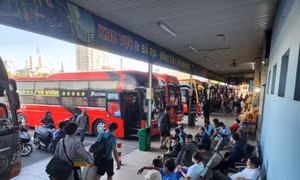 TP Hồ Chí Minh: Người dân đổ về bến xe, sân bay bắt đầu kỳ nghỉ lễ 30/4 và 1/5