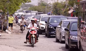 Người dân đổ xô về Cần Giờ (TP Hồ Chí Minh) nghỉ lễ, phà Bình Khánh ùn tắc kéo dài