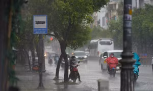 TP Hồ Chí Minh: Mưa lớn xuất hiện liên tục, người đi đường trở tay không kịp
