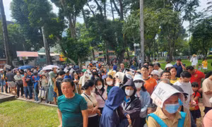 TP Hồ Chí Minh: Người dân rồng rắn xếp hàng trải nghiệm metro