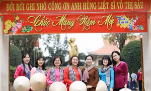 Nhiều đoàn cán bộ, viên chức nữ tham quan tìm hiểu về anh hùng Võ Thị Sáu