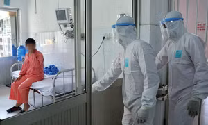 Bảo vệ đội ngũ y bác sỹ tuyến đầu - Bài 1: Muôn vàn áp lực, khó khăn