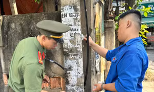 Thành phố Thủ Đức ra quân cao điểm tuyên truyền, bóc xóa các quảng cáo sai quy định