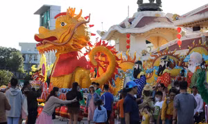 TP Hồ Chí Minh: Các điểm vui chơi, giải trí đông khách trong ngày Mùng 2 Tết