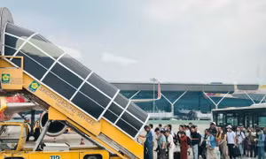 Giá vé máy bay dịp lễ 30/4 và 1/5 tăng cao, khách chuyển hướng sang phương tiện khác