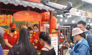Du khách 'chen chân' thưởng thức bánh mì tại Lễ hội bánh mì Việt Nam