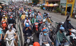 Người dân hối hả trở lại TP Hồ Chí Minh sau kỳ nghỉ lễ, giao thông ùn ứ