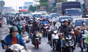 Người dân ùn ùn trở về TP Hồ Chí Minh, cửa ngõ phía Tây ùn ứ