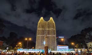 Nhà thờ Đức Bà lung linh chào đón Giáng sinh