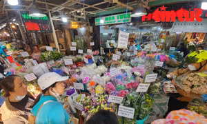 Hoa tươi tại TP Hồ Chí Minh tăng giá cao dịp 8/3