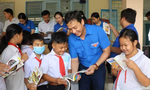 Đoàn Thanh niên TTXVN trao tặng 'Tủ sách Đinh Hữu Dư' tại Long An