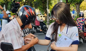 TP Hồ Chí Minh: Sinh viên tình nguyện dựng cây ước nguyện để chúc thí sinh thi tốt