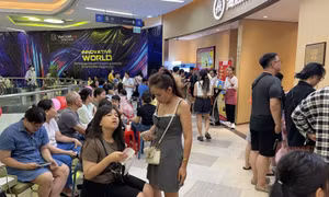 TP Hồ Chí Minh: Người dân đổ về các siêu thị, trung tâm thương mại 'trốn nóng'