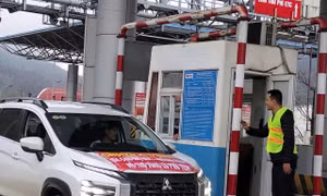 Các trạm thu phí mở làn miễn phí cho xe chở hàng hoá cứu trợ đồng bào miền Trung