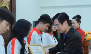 Trao học bổng cho sinh viên, học sinh nghèo vượt khó tại các tỉnh phía Nam