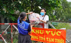 TP Hồ Chí Minh: Đội SOS đã trao 14.438 túi an sinh đến người dân khó khăn