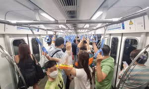 TP Hồ Chí Minh: Dòng người đông đúc trải nghiệm tàu metro trong đêm đón chào năm mới