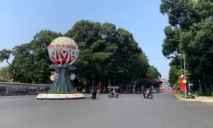 Đường phố TP Hồ Chí Minh thanh bình trong ngày đầu nghỉ lễ 30/4 và 1/5 