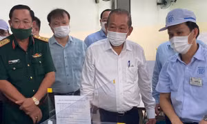Phó Thủ tướng Trương Hòa Bình kiểm tra công tác phòng dịch tại các KCX, KCN TP Hồ Chí Minh