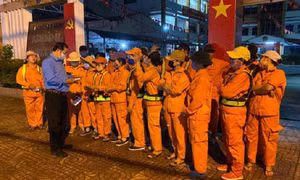 TP Hồ Chí Minh thăm hỏi, động viên công nhân vệ sinh làm việc xuyên Tết