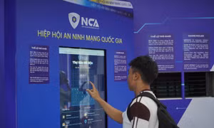 Du khách hào hứng trải nghiệm công nghệ số của ngành công an tại TP Hồ Chí Minh