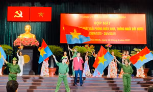 TP Hồ Chí Minh gặp gỡ cán bộ, chiến sỹ, gia đình cách mạng nhân kỉ niệm 30/4