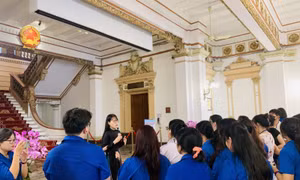 Trụ sở UBND-HĐND TP Hồ Chí Minh thu hút lượng lớn khách tham quan trong ngày cuối năm 2023