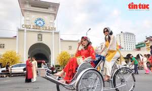 TP Hồ Chí Minh: Giới trẻ xúng xính áo dài chụp hình Tết 2024 