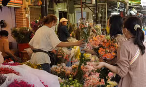 TP Hồ Chí Minh: Hoa tươi và socola hút khách trong ngày lễ Valentine 14/2