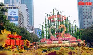 TP Hồ Chí Minh: Lộ diện linh vật rắn tại Đường hoa Tết Ất Tỵ 2025