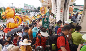 TP Hồ Chí Minh: Các điểm vui chơi, giải trí đông nghịt khách trong ngày Tết độc lập