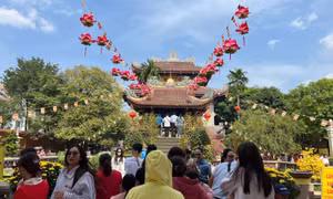 Người dân đi lễ chùa cầu bình an trong ngày mùng 1 Tết