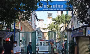  Dỡ bỏ hạn chế ra vào ở chung cư Hòa Bình, chỉ còn cách ly 8 hộ dân