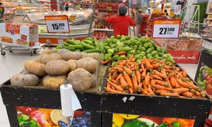 Siêu thị, cửa hàng tiện lợi tại TP Hồ Chí Minh đầy ắp hàng hoá trong ngày thực hiện giãn cách xã hội