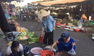 Mùng 5 Tết, giá rau xanh, hải sản tăng gấp 2-3 lần so với ngày thường