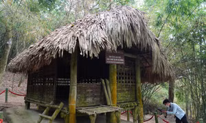 Thăm nơi Bác Hồ từng sống, làm việc, lãnh đạo Tổng khởi nghĩa Tháng 8 thành công