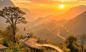 Du khách thích thú ngắm hoàng hôn trên đỉnh đèo Ô Quy Hồ