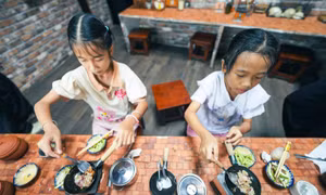 Độc đáo quán cà phê cho khách trải nghiệm mô hình nấu ăn tí hon
