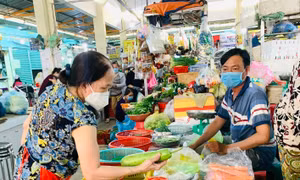 TP Hồ Chí Minh: Hoa tươi, trái cây tăng giá trong ngày rằm tháng 7