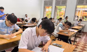 Thời tiết mát mẻ, thí sinh TP Hồ Chí Minh vui vẻ bước vào môn Toán