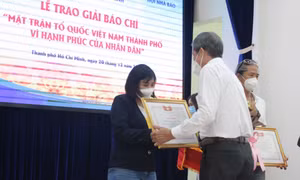 Phóng viên báo Tin tức được trao hai giải báo chí ‘Mặt trận Tổ quốc Việt Nam Thành phố vì hạnh phúc của nhân dân’