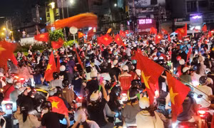 Người dân TP Hồ Chí Minh đổ ra đường mừng chiến thắng, các ngã đường đều tắc nghẽn