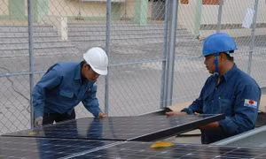 Người dân TP Hồ Chí Minh 'đua' nhau lắp điện mặt trời để giảm tiền điện