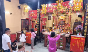 Người dân du xuân đầu năm với nhiều kỳ vọng mới